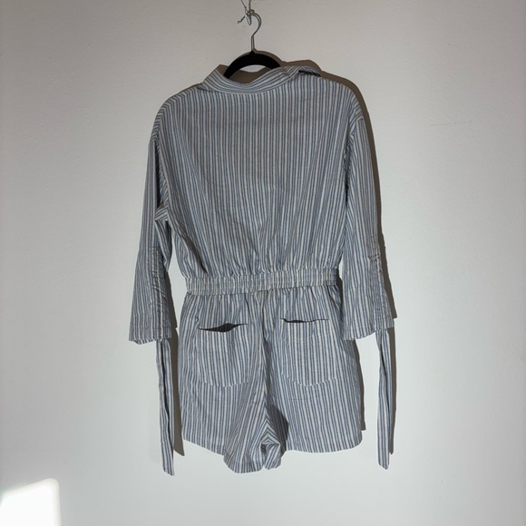 Pink Lily Striped Romper Size Medium NWOT - Picture 2 of 3